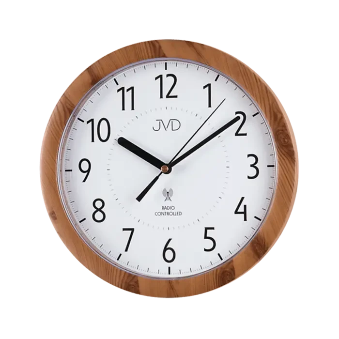 Reloj de pared radiocontrolado con marco de madera y esfera blanca, números romanos