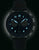 Reloj de hombre con correa de cuero negra, esfera negra con detalles azules