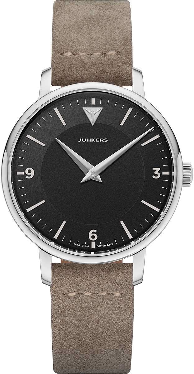 "Reloj de mujer: esfera negra, caja plateada, correa de cuero marrón"