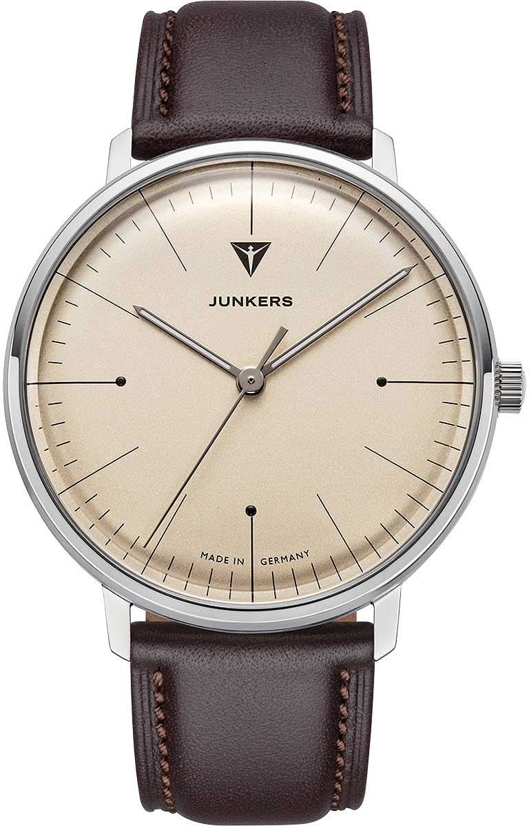 Reloj de hombre con correa de cuero marrón y esfera beige, caja plateada