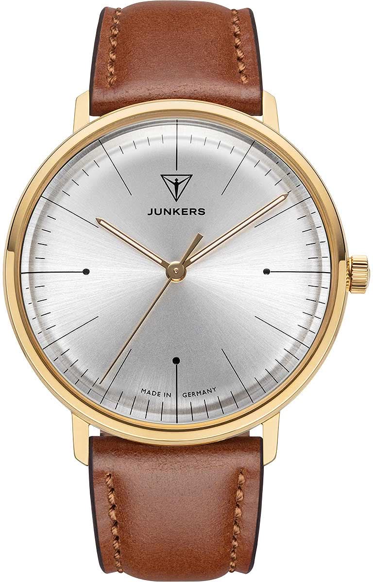 "Reloj de mujer con correa de cuero marrón, bisel dorado y esfera plateada"