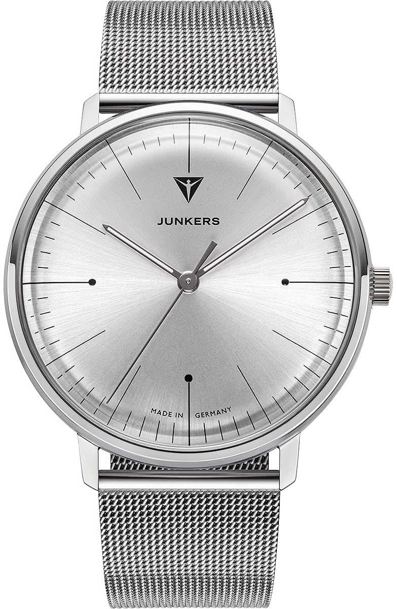 Reloj de hombre con correa de malla plateada, caja redonda y esfera clara