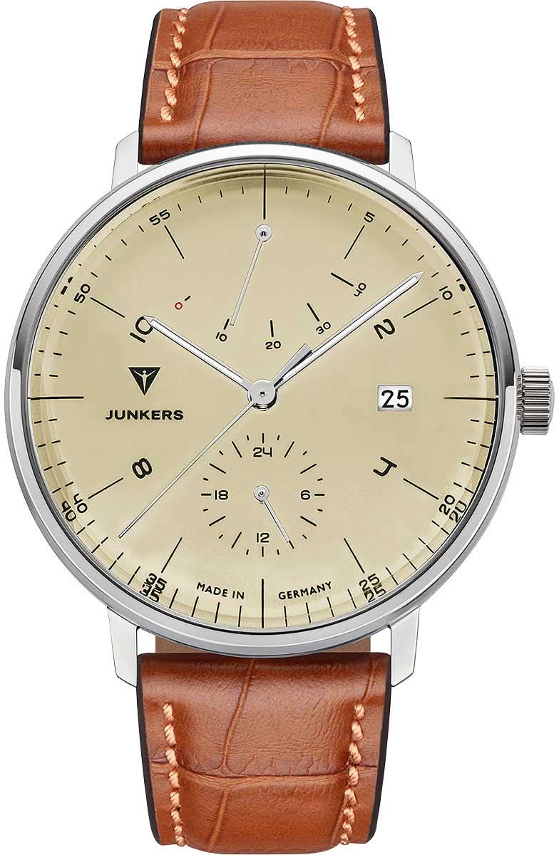 Reloj Junkers para hombre con correa de cuero marrón, caja redonda plateada y esfera beige.