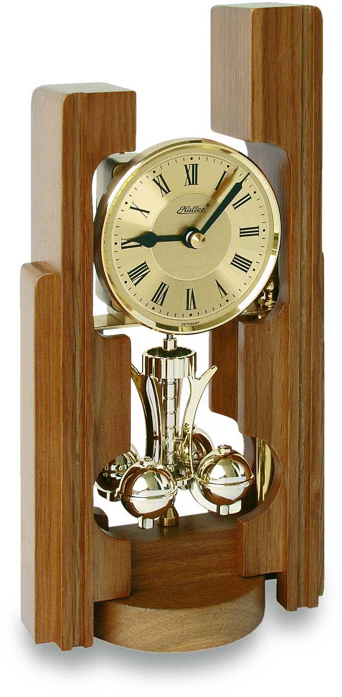 Reloj de mesa de roble con esfera redonda de latón, números romanos y mecanismo de péndulo
