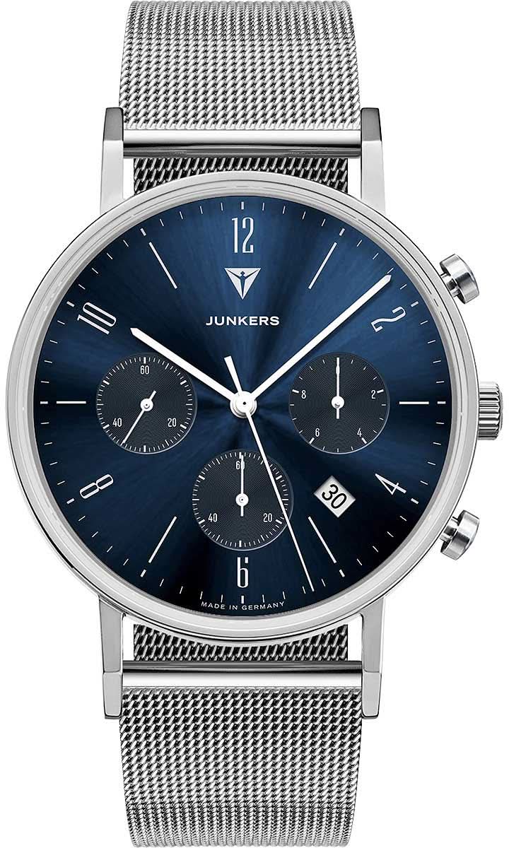 Reloj de hombre con esfera azul, correa de metal plateado y visualización de fecha a las 3