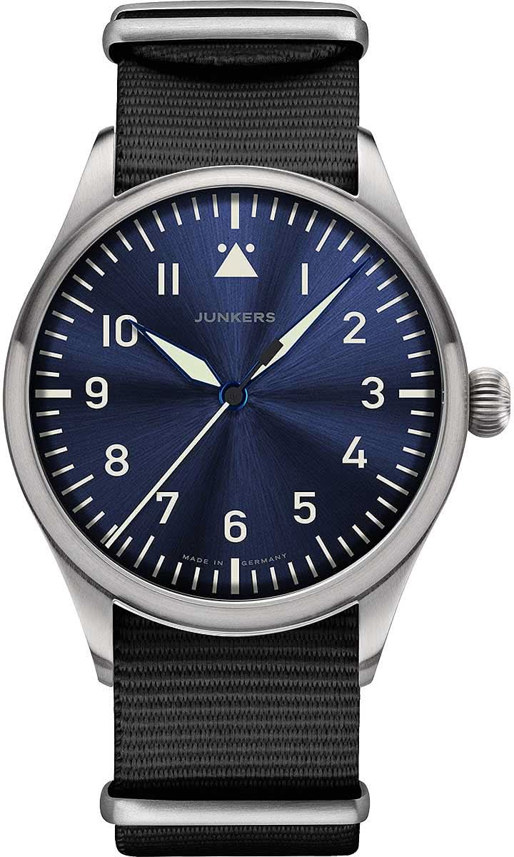 Reloj de hombre Junkers con esfera redonda azul, correa textil negra y caja de acero inoxidable.