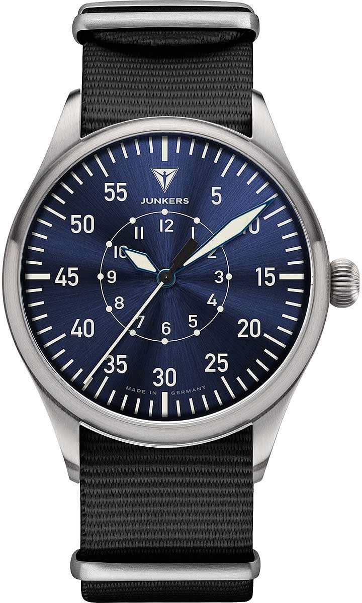 Reloj de hombre con esfera azul, caja plateada y correa de tela negra