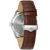 Reloj de hombre en vista lateral: correa de cuero marrón con hebilla plateada, caja redonda