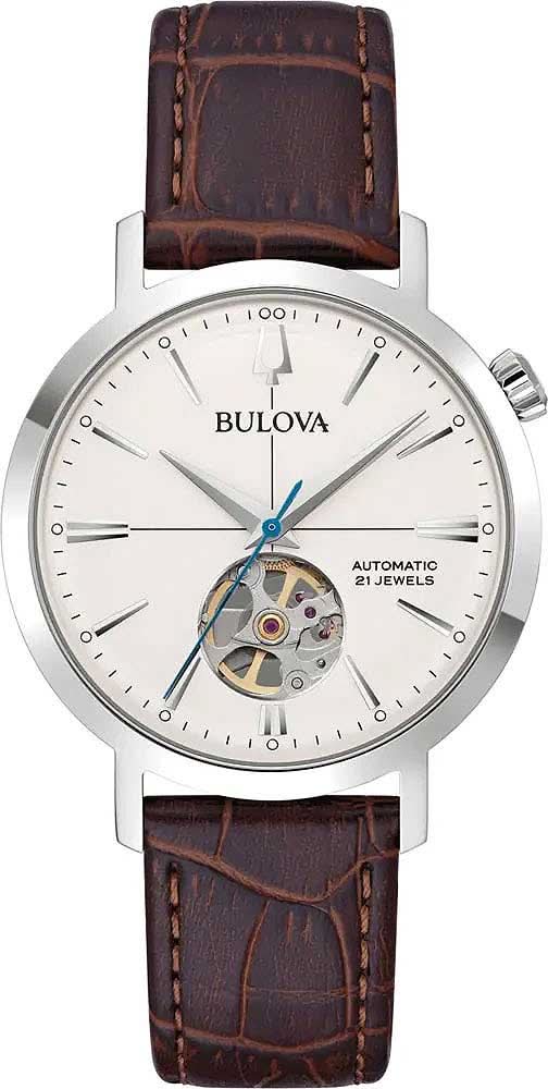 Reloj de hombre con movimiento expuesto, esfera plateada y correa de cuero marrón