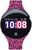 Smartwatch con pantalla negra y correa de letras rosa
