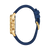 Pulsera de hombre con correa de cuero azul y caja dorada, vista lateral