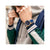 Pulsera de hombre en la muñeca con esfera azul y correa de cuero azul