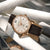 Reloj automático para hombre con correa de cuero marrón, caja de oro rosa y números romanos