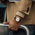 Reloj automático para hombre en la muñeca con correa de cuero marrón y esfera blanca