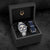 Pulsera de hombre en estuche de reloj abierto: pulsera de acero inoxidable y esfera azul