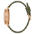Pulsera de hombre vista lateral con caja de oro rosa y correa textil verde con hebilla