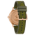 Pulsera de hombre vista de perfil con bisel de oro rosa y correa textil verde con hebilla de pasador
