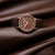 Reloj unisex Mondaine con correa de cuero marrón; caja redonda y esfera marrón con manecillas.