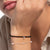Pulsera de plata con perlas y pequeña piedra en la muñeca