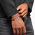 Pulsera plateada y oscura en juego en la muñeca