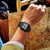 Reloj digital negro para hombre en la muñeca con pantalla LCD y correa