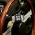 Herrenarmbanduhr-Close-up mit digitalem Display, Edelstahlgehäuse und Metallgliederband.