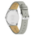 Reloj de pulsera para mujer con correa de cuero gris, caja plateada y hebilla visible.