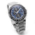Pulsera de hombre con esfera azul y brazalete de acero inoxidable, vista de tres cuartos.