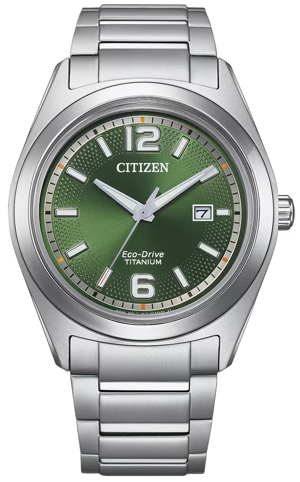 Herrenarmbanduhr Citizen mit silbernem Super-Titanium-Armband, grünem Zifferblatt und Datum bei 7