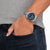 Pulsera de hombre en la muñeca con esfera azul y correa de acero inoxidable