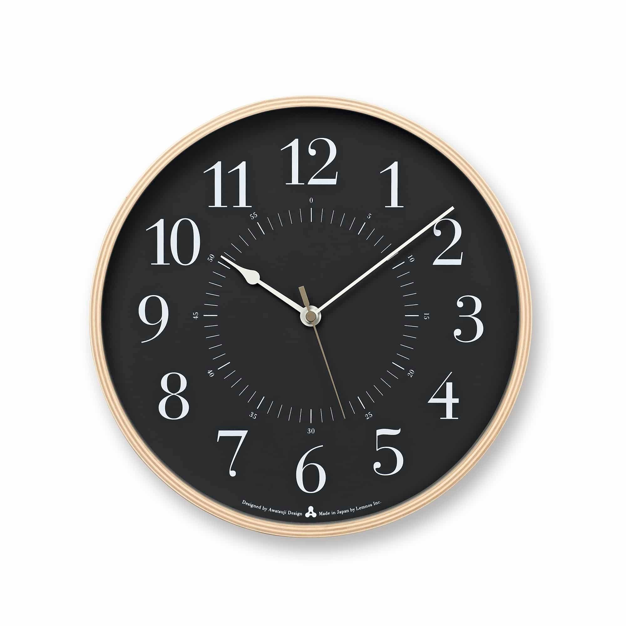 Wanduhr mit rundem schwarzem Zifferblatt und goldfarbener Einfassung, mit Zeigern.