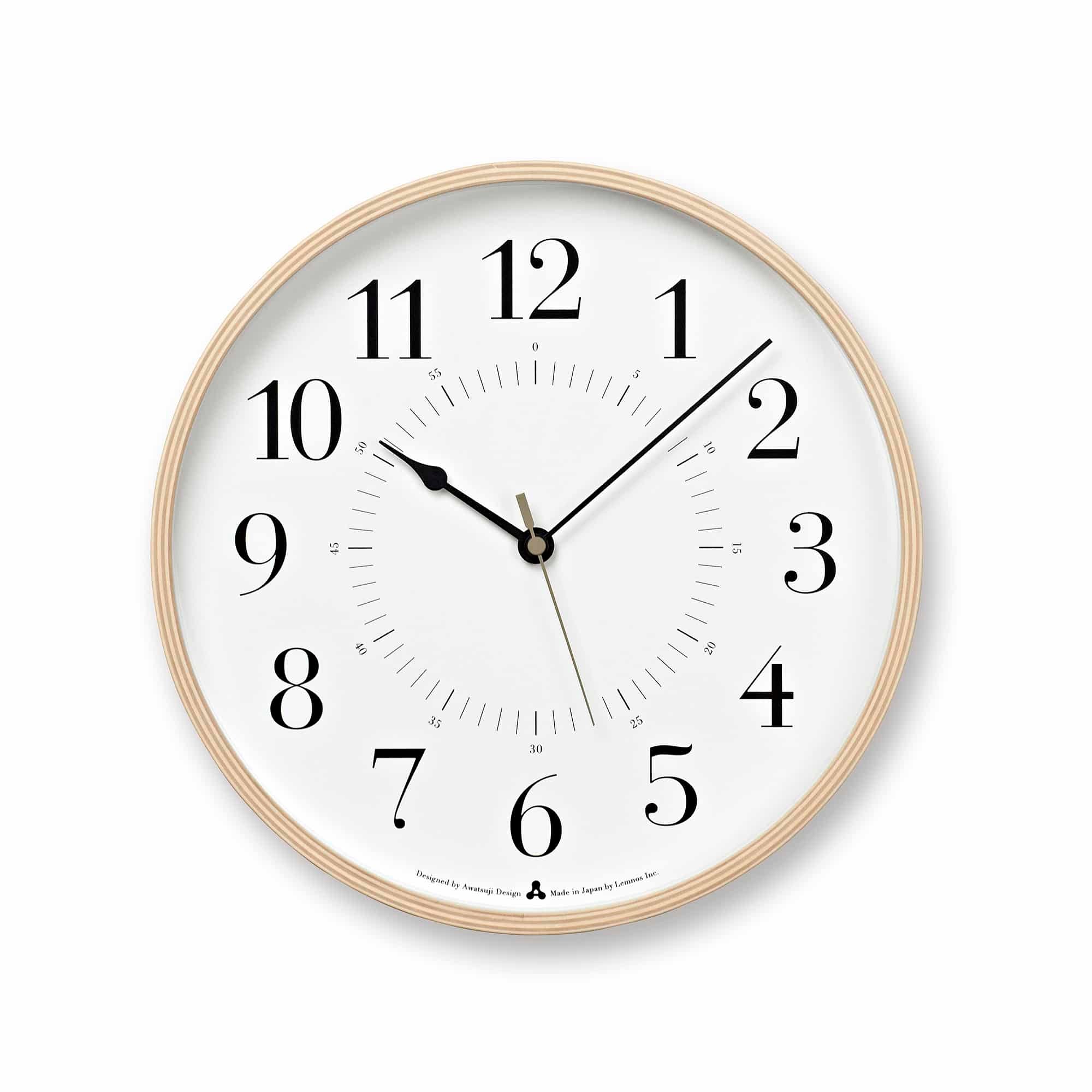 Weiße Wanduhr mit goldfarbenem Rand, schwarzen Ziffern und Zeigern
