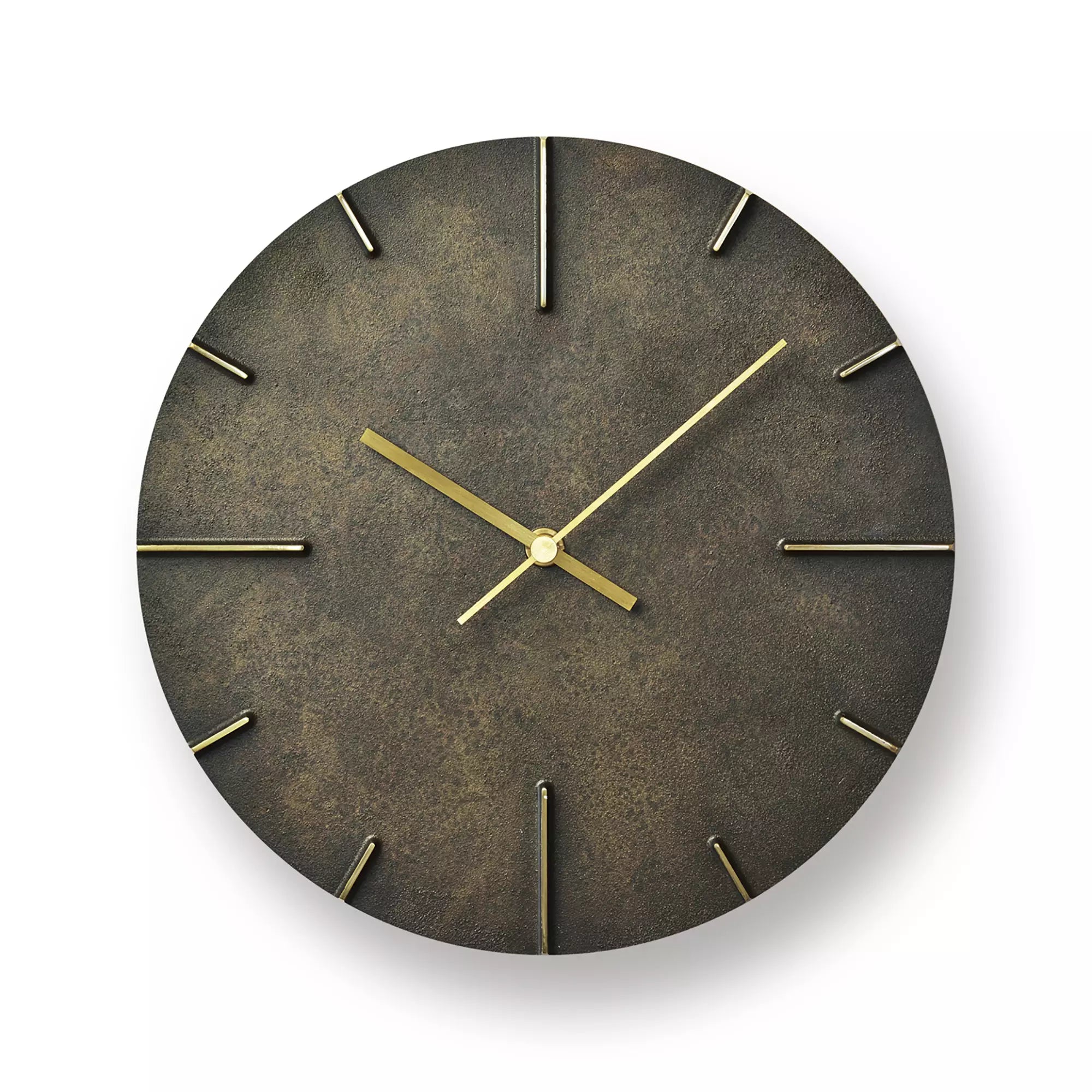 Wanduhr mit dunklem Zifferblatt, goldenen Zeigern und Indexmarkierungen