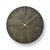 Wanduhr mit dunklem Zifferblatt, goldenen Zeigern und Indexmarkierungen