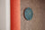 Wanduhr mit ovalem, türkisfarbenem Zifferblatt und schlanken Zeigern