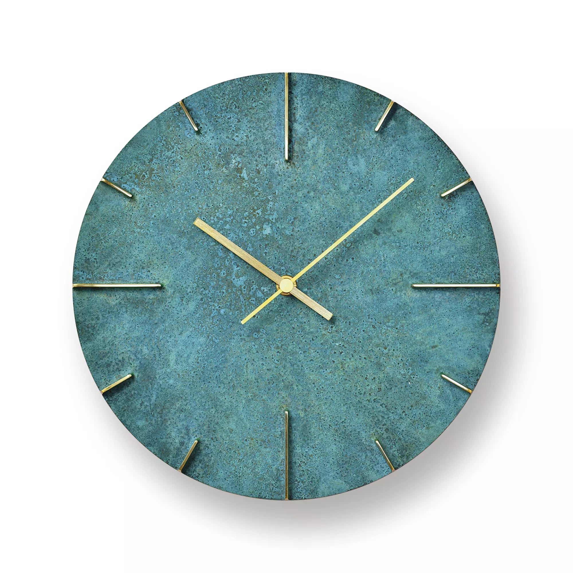 Wanduhr mit rundem grünem Zifferblatt, goldfarbenen Zeigern und schlanken Indexen
