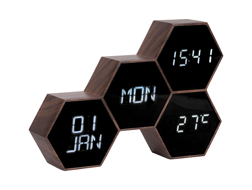 Holzwecker mit drei hexagonalen LED-Displays, dunkelbraun, zeigt Uhrzeit und Datum