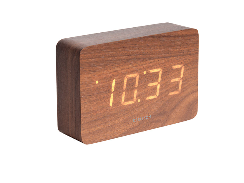 Holzwecker mit LED-Display, zeigt Zeit im dunklen Holzgehäuse