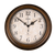Reloj de jardín con marco redondo marrón, esfera beige, manecillas y números negros