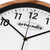 Esfera de reloj de pared con logo de artvendis, manecillas negras y marco de madera