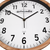 "Reloj de pared con esfera blanca, números negros, anillo de madera y pantalla de radio"