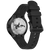 Reverso del reloj de buceo con fondo plateado y relieve de delfín, correa negra