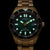 Esfera de reloj para hombre con fondo verde, marcadores luminosos y texto CITIZEN