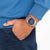 Pulsera de hombre en la muñeca con correa de metal y esfera azul