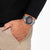 Reloj de hombre en la muñeca, pulsera de acero inoxidable y esfera negra