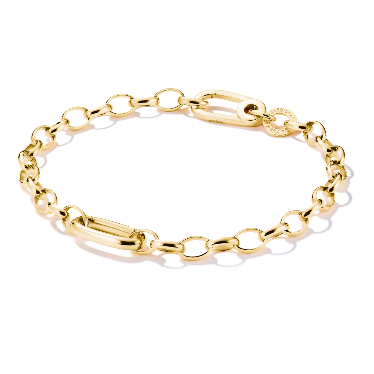 Pulsera de eslabones chapada en oro con dijes de eslabones ovalados y anillas