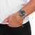 Citizen Eco-Drive Chronograph en la muñeca: esfera verde con correa de acero inoxidable.