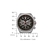 Reloj cronógrafo para hombre con esfera negra, marcadores rojos y caja de acero inoxidable.