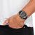 Reloj Citizen Chronograph en la muñeca con correa negra y esfera negra