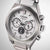 Citizen reloj de hombre en detalle: esfera plateada con contadores de cronógrafo y fecha